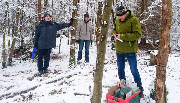 Vor Ort im Projektgebiet (von links): "Future Forest"-Projektmitarbeiter Ludwig Pertl mit Michael Siller, Leiter städtisches Forstamt Landsberg am Lech, und Prof. Dr. Stefan Wittkopf von der Fakultät Wald und Forstwirtschaft der HSWT. Foto: HSWT