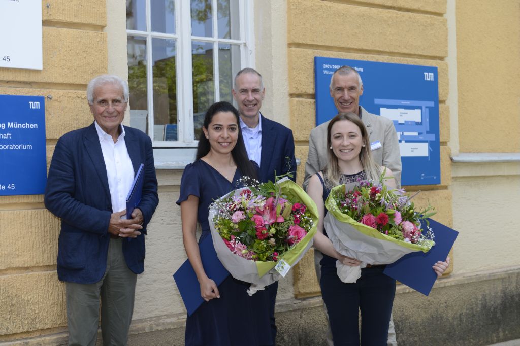 Im Rahmen des Münchner Holzkolloquiums wurde der Leo-Schörghuber Preis für Holzforschung verliehen. Hinten: Emeritus of Excellence Prof. Dr. G. Wegener, Prof. Dr.-Ing. J.W. van de Kuilen, Prof. Dr. K. Richter; vorne Dr.-Ing. A. Khaloian Sarnaghi, MSc. N. Pfoser. Foto: TUM