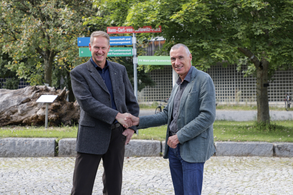 Professor Dr. Klaus Richter, TUM, (rechts) übernimmt die Leitung des Forstzentrums von Prof. Dr. Volker Zahner, HSWT. Foto: C. Josten ZWFH Professor Dr. Klaus Richter, TUM, (rechts) übernimmt die Leitung des Forstzentrums von Prof. Dr. Volker Zahner, HSWT. Foto: C. Josten ZWFH