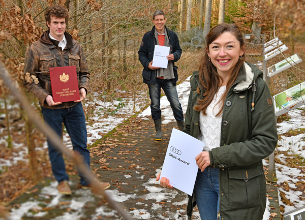 Auf dem Bild (v.l.n.r.): Simon Thorn, Preisträger des Thurn und Taxis Förderpreis für Forstwissenschaft, Rüdiger Recknagel, Audi Stiftung für Umwelt, und Astrid Manciu, Preisträgerin des SRM Awards. Foto: Audi AG Auf dem Bild (v.l.n.r.): Simon Thorn, Preisträger des Thurn und Taxis Förderpreis für Forstwissenschaft, Rüdiger Recknagel, Audi Stiftung für Umwelt, und Astrid Manciu, Preisträgerin des SRM Awards. Foto: Audi AG