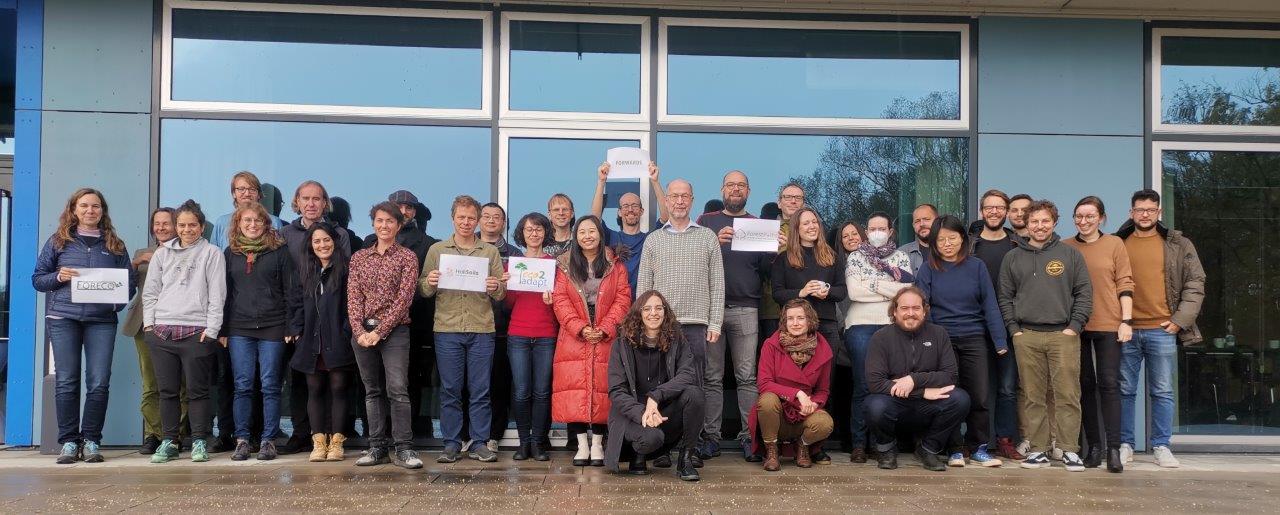 Gruppenfoto mit den Vor-Ort-Teilnehmerinnen und Teilnehmern des Cross-Project Modelling Meeting. Foto: S. Großkopf, TUM