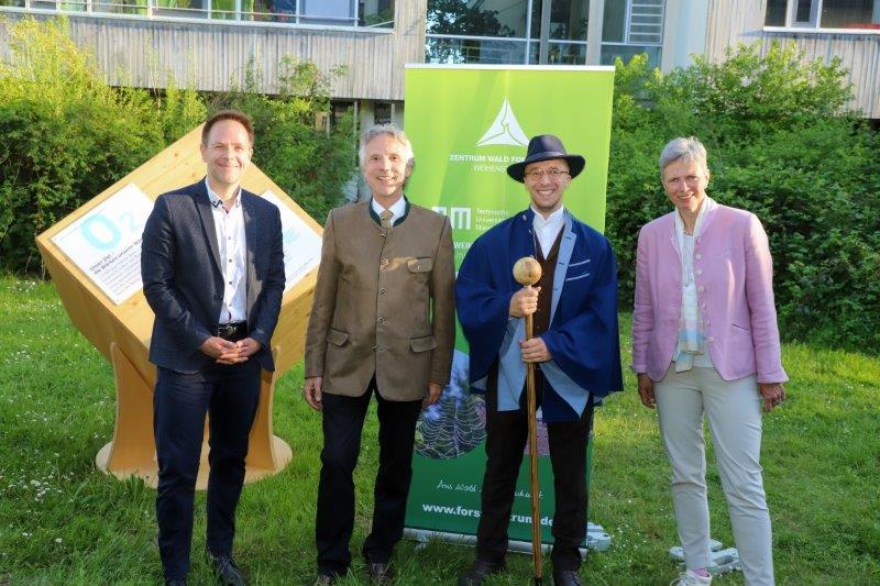 Nikolaus Fröhlich, Deutscher Baumkönig 2022 und Botschafter der Rotbuche am Jahresempfang des Forstzentrums mit (v.l.) Christian Körner, Stellvertr. Geschäftsführer School Office der TUM School of Life Sciences, Dr. Peter Pröbstle, Leiter der LWF und Dr. Karla Sichelschmidt, Kanzlerin der HSWT. Foto: C. Josten, ZWFH