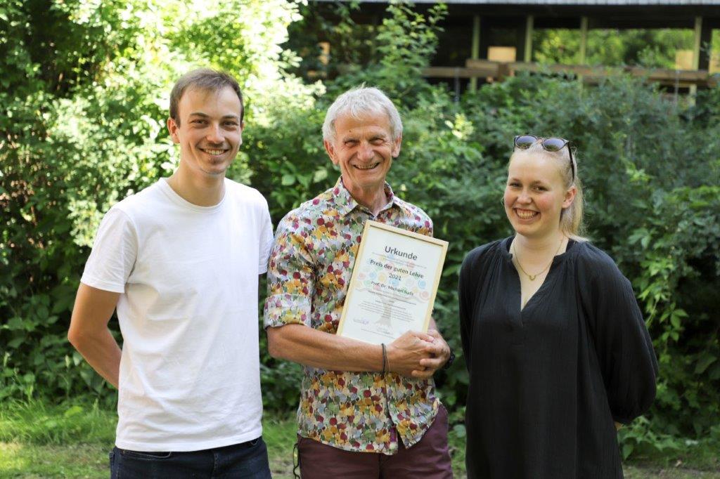 Timo Busse und Amelie Kaindl von der Fachschaft Forstwissenschaft und Ressourcenmanagement überreichen den Preis der guten Lehre 2021 für den Bereich Forst an Prof. Dr. Michael Suda. Foto: C. Josten, ZWFH Timo Busse und Amelie Kaindl von der Fachschaft Forstwissenschaft und Ressourcenmanagement überreichen den Preis der guten Lehre 2021 für den Bereich Forst an Prof. Dr. Michael Suda. Foto: C. Josten, ZWFH