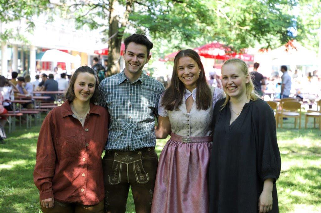 Vorstand der Fachschaft Forst der TUM, (v.l.) Simone Hecht,, Jakob Kurz, Chiara von der Hocht, Amelie Kaindl; Foto: C. Josten, ZWFH IMG 8259 11