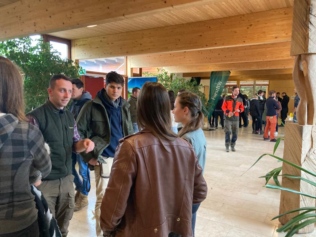 Verschiedene Arbeitgeber stellten sich den Studierenden über Vorträge und wie hier im Bild am Infostand im Foyer der HSWT-Forstfakultät vor. Foto: C. Josten, ZWFH