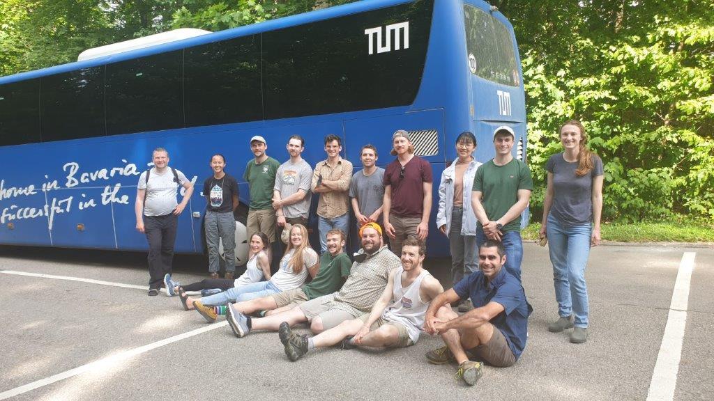 Die Gastgeber waren immer sehr beeindruckt, wenn wir mit dem TUM-Bus (der Bus gehört einem lokalen Busunternehmen!) vorfuhren. Die Teilnehmerzahl reduzierte sich leider wegen Corona-Vorsichtsmaßnahmen während der Exkursion. Foto: K. Pukall, TUM Die Gastgeber waren immer sehr beeindruckt, wenn wir mit dem TUM-Bus (der Bus gehört einem lokalen Busunternehmen!) vorfuhren. Die Teilnehmerzahl reduzierte sich leider wegen Corona-Vorsichtsmaßnahmen während der Exkursion. Foto: TUM