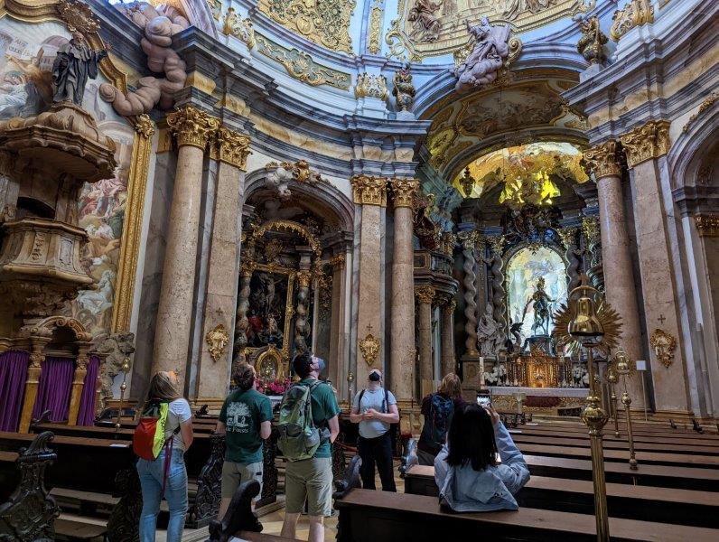 Natürlich besucht die Exkursion auch kulturelle Highlights wie hier die Klosterkirche Weltenburg. Foto: K. Pukall Natürlich besucht die Exkursion auch kulturelle Highlights wie hier die Klosterkirche Weltenburg