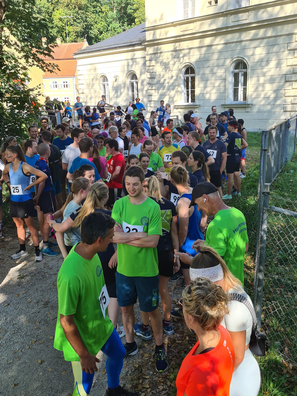 Die fast 100 Läuferinnen und Läufer warten am Veitshof auf den Startschuss. Die fast 100 Läuferinnen und Läufer warten am Veitshof auf den Startschuss.