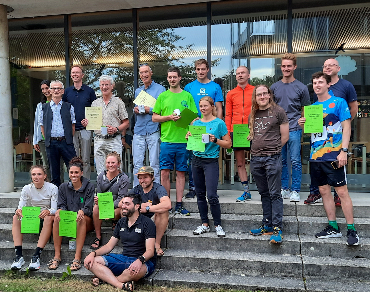 Die jeweils drei Bestplatzierten in den Wertungen für Männer (Sebastian Eichelsbacher, Jonathan Fibich und Kevin Schmitz), Frauen (Lauren Porter, Sophie Arzberger und Sabine Helm) und Teams (UPE-LSAI, HFM 1 und Axon-olotl) präsentieren sich versammelt. Die drei Professoren Ulrich Kulozik, Klaus Richter und Michael Suda bekamen jeweils die „Dauerläufer“ Ehrenurkunde für ihre langjährige Teilnahme und die Unterstützung des Sportsgeistes an der TUM School of Life Sciences. Die jeweils drei Bestplatzierten in den Wertungen für Männer (Sebastian Eichelsbacher, Jonathan Fibich und Kevin Schmitz), Frauen (Lauren Porter, Sophie Arzberger und Sabine Helm) und Teams (UPE-LSAI, HFM 1 und Axon-olotl) präsentieren sich versammelt. Die drei Professoren Ulrich Kulozik, Klaus Richter und Michael Suda bekamen jeweils die „Dauerläufer“ Ehrenurkunde für ihre langjährige Teilnahme und die Unterstützung des Sportsgeistes an der TUM School of Life Sciences