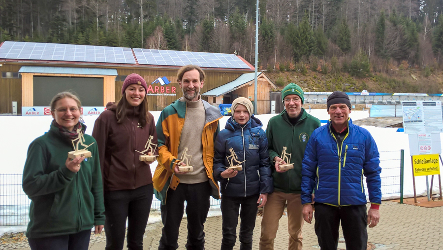 Das Team des Campus Weihenstephan vor dem Schießstand im Hohenzollern-Skistadion von links Gabriele Weber-Blaschke, Isabella Klein, Tobias Miladinow (alle TUM), Elias Miladinow sowie Markus Blaschke und Martin Högl (beide LWF) Das Team des Campus Weihenstephan vor dem Schießstand im Hohenzollern-Skistadion von links Gabriele Weber-Blaschke, Isabella Klein, Tobias Miladinow (alle TUM), Elias Miladinow sowie Markus Blaschke und Martin Högl (beide LWF)