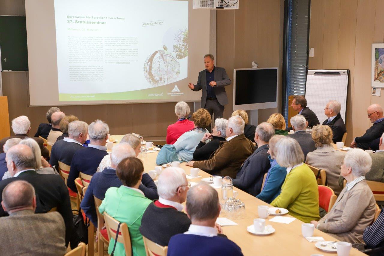 Dr. Markus Schaller, Geschäftsführer des Zentrums Wald-Forst-Holz Weihenstephan stellte den Besucherinnen und Besuchern die Strukturen und Aktivitäten des Zentrums vor. Foto: C. Josten  ZWFH