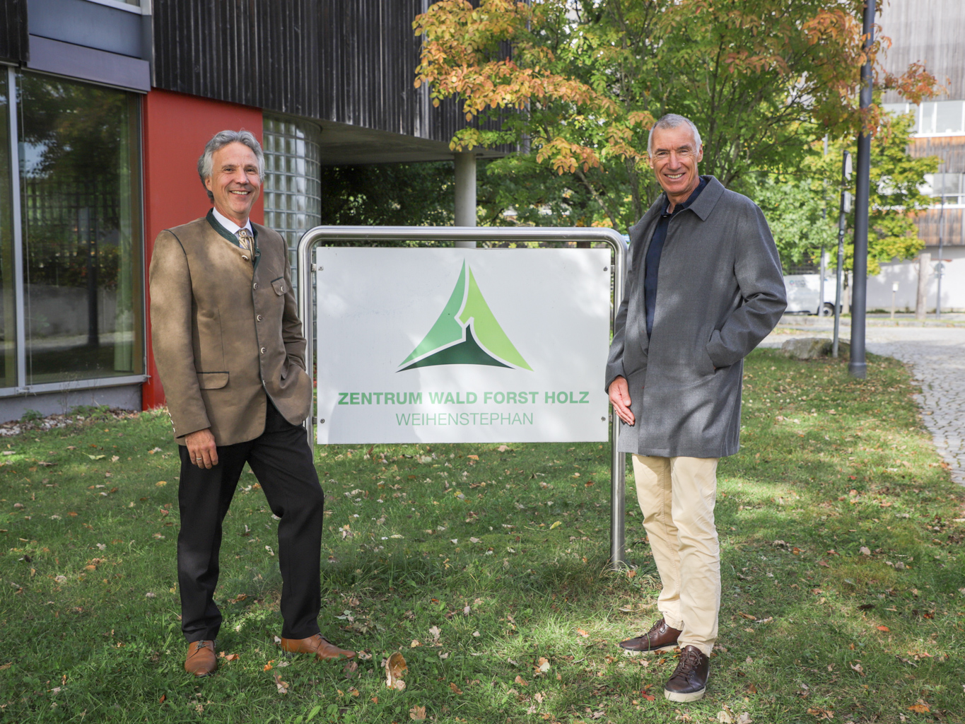 Prof. Dr. Klaus Richter, TUM (rechts im Bild) übergibt die Leitung des Zentrums Wald Forst Holz Weihenstephan an Präsident Dr. Peter Pröbstle, LWF. Foto: C. Josten, ZWFH