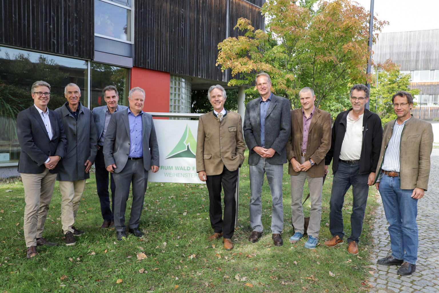 Koordinierungsratsmitglieder und ehemalige Mitglieder (v.l.n.r.): Sören Timm (StMELF), Prof. Dr. Klaus Richter (TUM), Kurt Amereller (LWF), Dr. Markus Schaller (Geschäftsführer des Zentrums), Dr. Peter Pröbstle (LWF), Prof. Dr. Volker Zahner (HSWT), Prof. Dr. Stefan Wittkopf i.V. für Prof. Dr. Jörg Ewald (HSWT), Gast Dr. Joachim Hamberger (Bayer. Amt für Waldgenetik) und Prof. Dr. Andreas Rothe (HSWT). Nicht im Bild: Prof. Dr. Thomas Knoke (TUM) und Prof. Dr. Annette Menzel (TUM); Foto: C. Josten, ZWFH