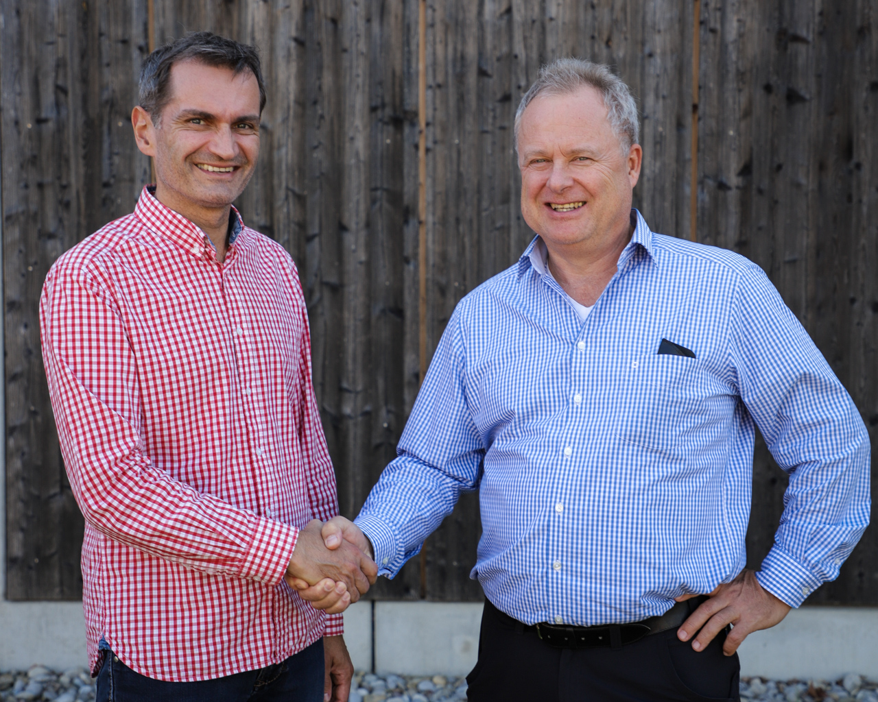 Dr. Markus Schaller (rechts), Geschäftsführer des Zentrums Wald Forst Holz begrüßt Prof. Dr. Sven Martens als neuen Waldbauprofessor der HSWT. Foto: C. Josten, ZWFH  