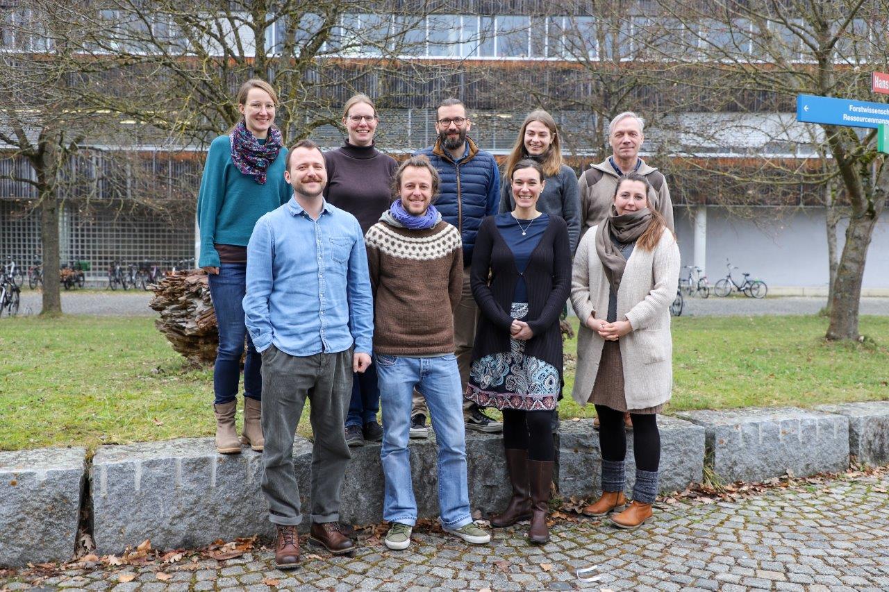 Das Forschungsteam Wildbiologie und Wildtiermanagement an der LWF: (hinten v.l.) Sophie Baur, Dr. Susanne Jacobs, Dr, Hendrik Edelhoff, Anna Klages, Dr. Egbert Gleich; vorne v.l.: Nicolas Cybulska, Dr. Frederik Franke, Dr. Wibke Peters, Juliane Warger Das Forschungsteam Wildbiologie und Wildtiermanagement an der LWF: (hinten v.l.) Sophie Baur, Dr. Susanne Jacobs, Dr, Hendrik Edelhoff, Anna Klages, Dr. Egbert Gleich; vorne v.l.: Nicolas Cybulska, Dr. Frederik Franke, Dr. Wibke Peters, Juliane Warger