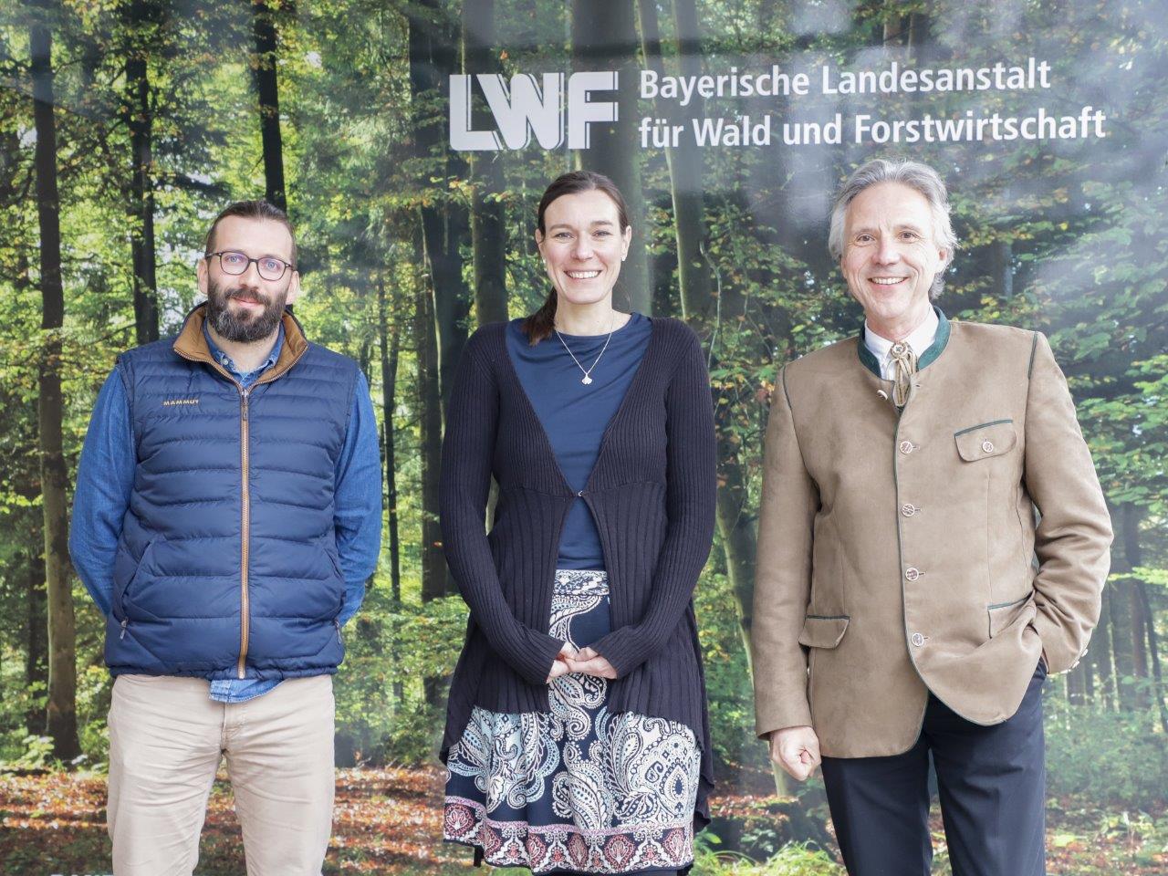Dr. Peter Pröbstle, Leiter der LWF (r.) mit Dr. Wibke Peters, Leiterin der neuen Stabstelle Wildbiologie und Wildtiermanagement und ihrem Stellvertreter, Dr. Hendrik Edelhoff. Foto: C. Josten, ZWFH Dr. Peter Pröbstle, Leiter der LWF (r.) mit Dr. Wibke Peters, Leiterin der neuen Stabstelle Wildbiologie und Wildtiermanagement und ihrem Stellvertreter, Dr. Hendrik Edelhoff. Foto: C. Josten, ZWFH