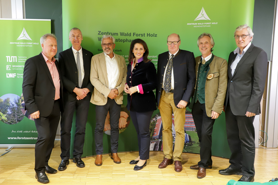 Ministerin Kaniber (Mitte) mit Vertretern aus dem Zentrum Wald Forst Holz (ZWFH), v.l.n.r.:  Dr. Markus Schaller, Geschäftsführer ZWFH, Prof. Dr. Klaus Richter, Leiter des ZWFH, Dr. Eric Veulliet, Präsident der HSWT, Prof. Dr. Reinhard Mosandl, Vorsitzender Förderverein ZWFH, Dr. Peter Pröbstle, Präsident LWF und Prof. Dr. Wolfgang Liebl, Prodekan der TUM School of Life Sciences. Foto: C. Josten, ZWFH