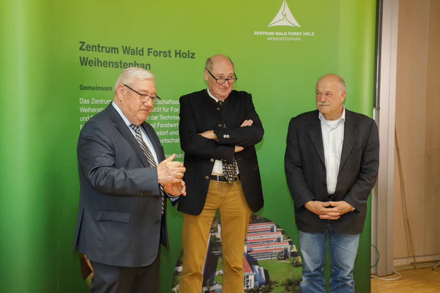 V.l.: Staatsminister a.D. Josef Miller, Prof. Dr. Reinhard Mosandl, TUM, und Prof. Dr. Manfred Schölch, HSWT. Foto : C. Josten, ZWFH