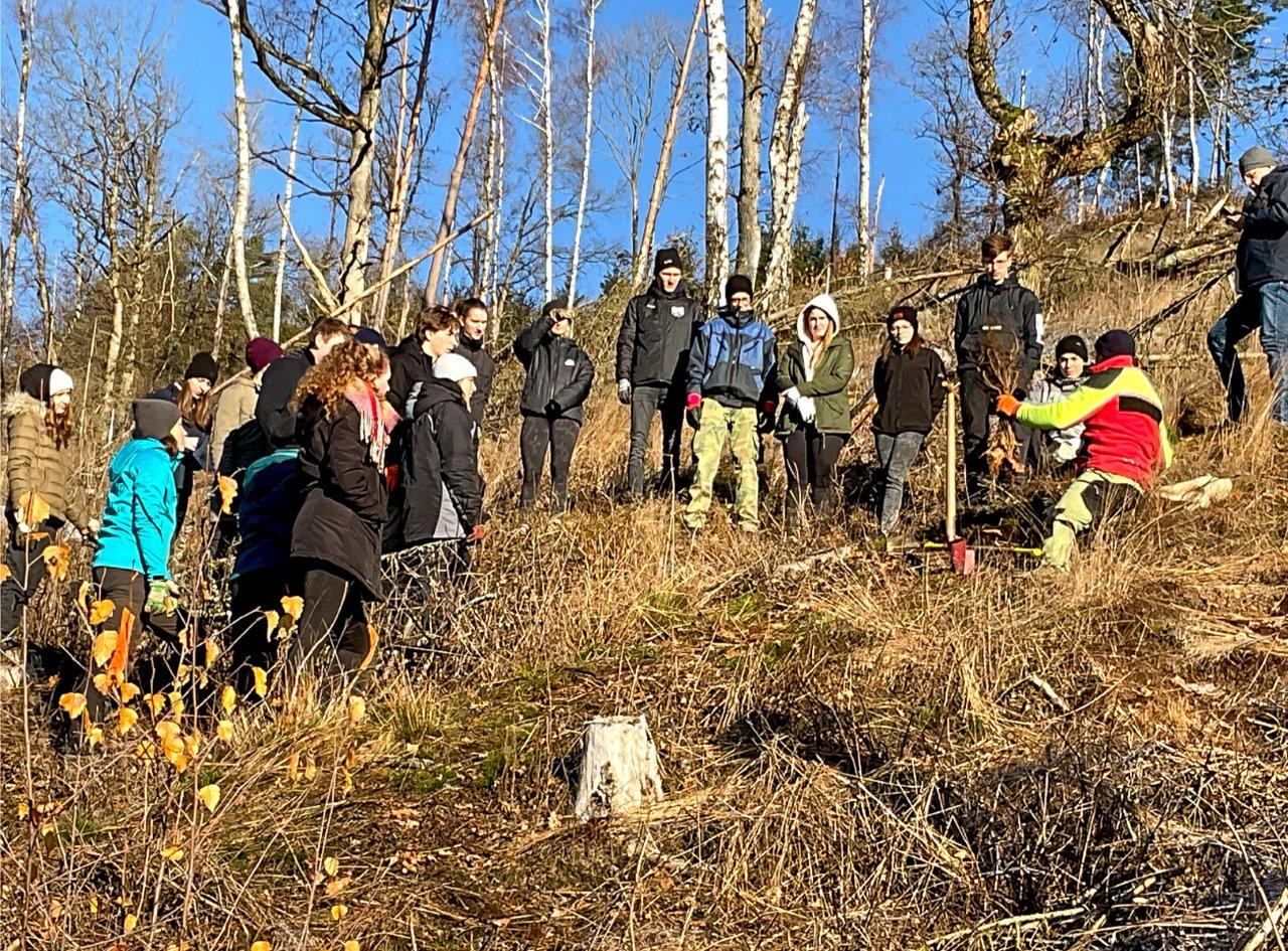 Die Schülerinnen und Schüler des Projekts Zukunftswald bekommen vom  Forstwirtschaftsmeister die Pflanzung erklärt. Foto: Stefanie Springer