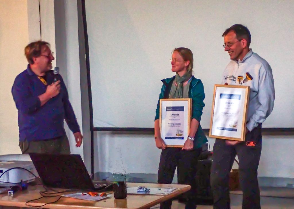 Das Foto zeigt von links Peter Karasch (Vizepräsident der Deutschen Gesellschaft für Mykologie (DGfM), Angela Siemonsmeier und Markus Blaschke) bei der Übereichung des Medienpreises der DGfM (Fotografin: Frau Rita Lüder) Das Foto zeigt von links Peter Karasch (Vizepräsident der Deutschen Gesellschaft für Mykologie (DGfM), Angela Siemonsmeier und Markus Blaschke) bei der Übereichung des Medienpreises der DGfM (Fotografin: Frau Rita Lüder)