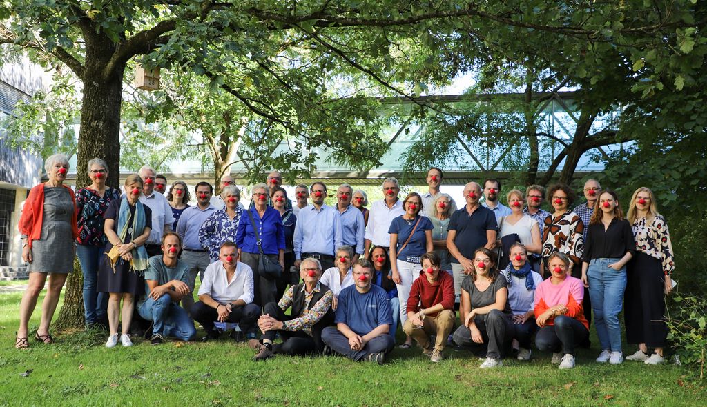 Humorvoller Abschied: Gruppenfoto mit Prof. Dr. Michael Suda und Gästen. Foto: C. Josten, ZWFH Suda Gruppenfoto IMG 1130 1 web