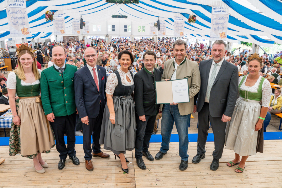 (v. l.) Waldprinzessin Simone Brunner, Alexander Stärker (Vorsitzender der Familienbetriebe Land und Forst Bayern) Erster Bürgermeister Stadt Iphofen Dieter Lenzer (Vertreter des Bayerischen Gemeindetags und Vorsitzender des Forstausschusses des Bayerischen Städtetags), Forstministerin Michaela Kaniber, Josef Ziegler (Präsident des Bayerischen Waldbesitzerverbandes), Ministerpräsident Dr. Markus Söder, Günther Felßner (Präsident des Bayerischen Bauernverbandes), sowie Waldkönigin Antonia Hegele. Foto: Weigel, StK (v. l.) Waldprinzessin Simone Brunner, Alexander Stärker (Vorsitzender der Familienbetriebe Land und Forst Bayern) Erster Bürgermeister Stadt Iphofen Dieter Lenzer (Vertreter des Bayerischen Gemeindetags und Vorsitzender des Forstausschusses des Bayerischen Städtetags), Forstministerin Michaela Kaniber, Josef Ziegler (Präsident des Bayerischen Waldbesitzerverbandes), Ministerpräsident Dr. Markus Söder, Günther Felßner (Präsident des Bayerischen Bauernverbandes), sowie Waldkönigin Antonia Hegele