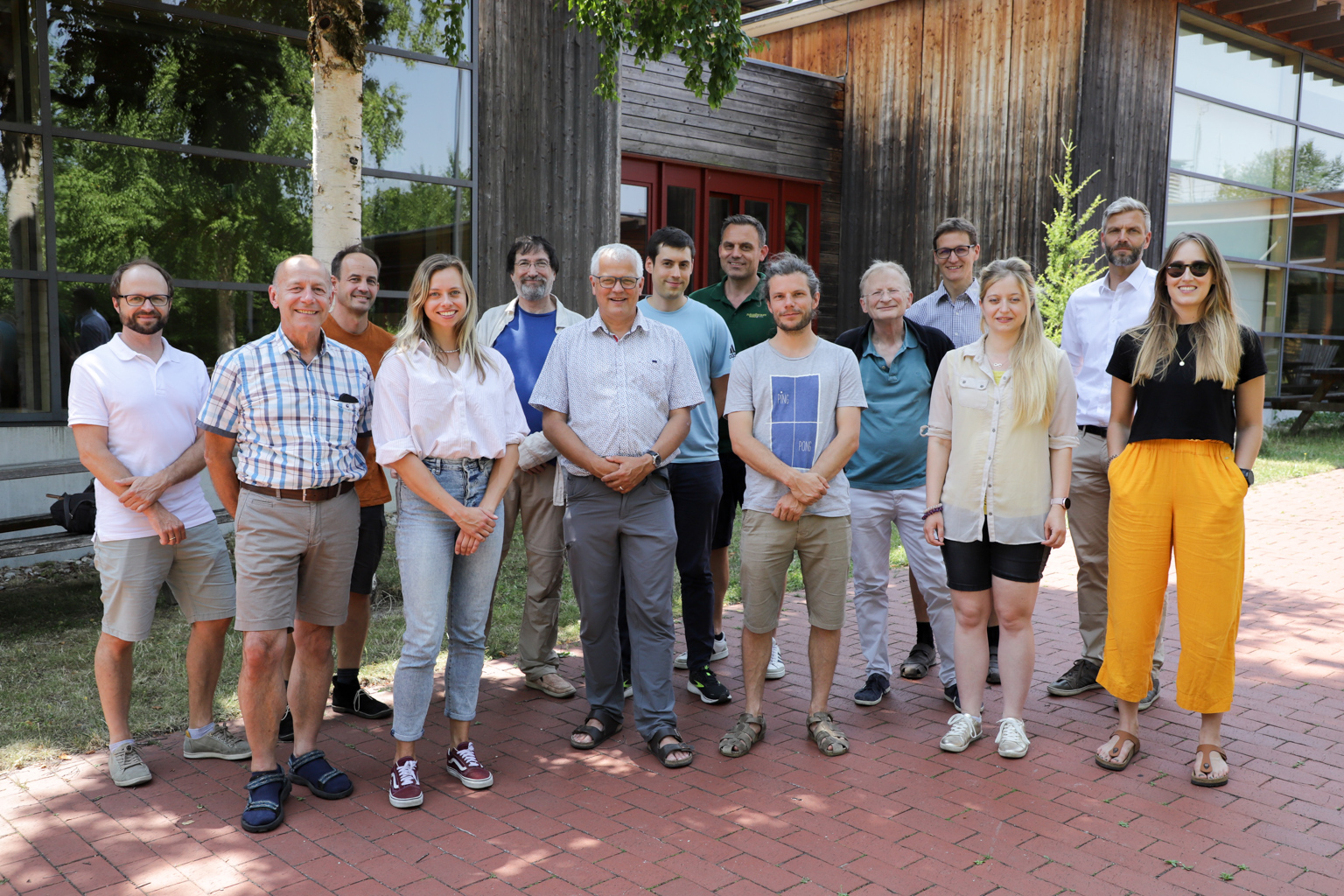 Verbundprojektleiter Prof. Dr. Jörg Ewald (Mitte vorne) mit dem bayerisch-österreichischen Projektteam vor dem Forstgebäude der HSWT. Foto: C. Josten, ZWFH Verbundprojektleiter Prof. Dr. Jörg Ewald (Mitte vorne) mit dem bayerisch-österreichischen Projektteam vor dem Forstgebäude der HSWT. Foto: C. Josten, ZWFH